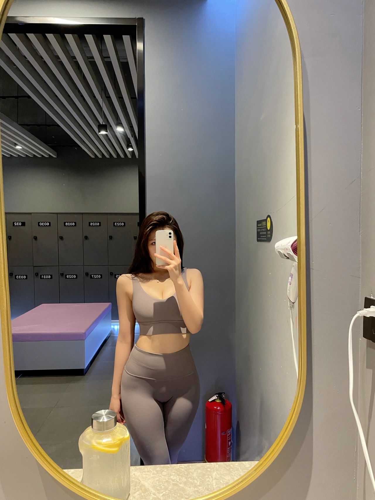 5美女健身服穿搭手机自拍(坐下，躺下，不动，什么都不做。观察，倾听你头脑的声音。不去评判头脑里发生的事情，随它吧，就像《冰雪奇缘》里的白雪女王一样。)-喵神素材库