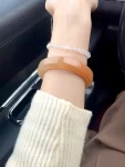 手镯翡翠玉石手镯(最近四川入深秋了，翻出来许久没有宠幸的糖镯，再次真香，白毛衣和糖镯是绝配！)-喵神素材库