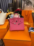 包包，礼物，爱马仕礼盒，手提包，奢侈品(我是一个黑色控，所以这次选了一个唇膏粉的Birkin ，西服，黑丝搭配起来简直YYDS。)-喵神素材库