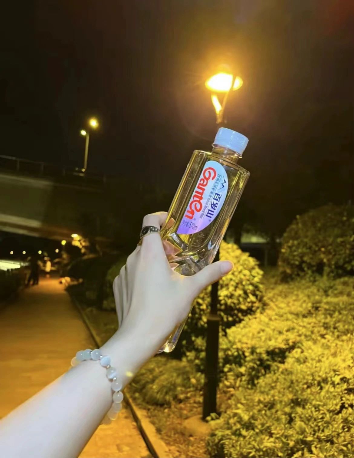 美女穿搭手手链戒指矿泉水散步( 夜景)-喵神素材库