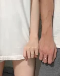 牵手秀恩爱情侣戒指对戒(对戒作为礼物是个很不戳的选择)-喵神素材库