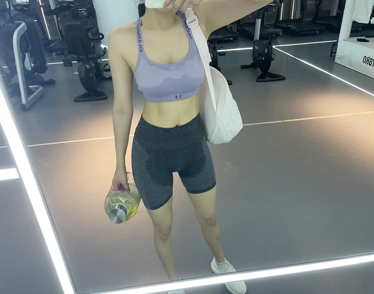 美女健身服穿搭自拍手机苹果12腰带(待未来，不要过度奢望，属于你的正在路上)-喵神素材库