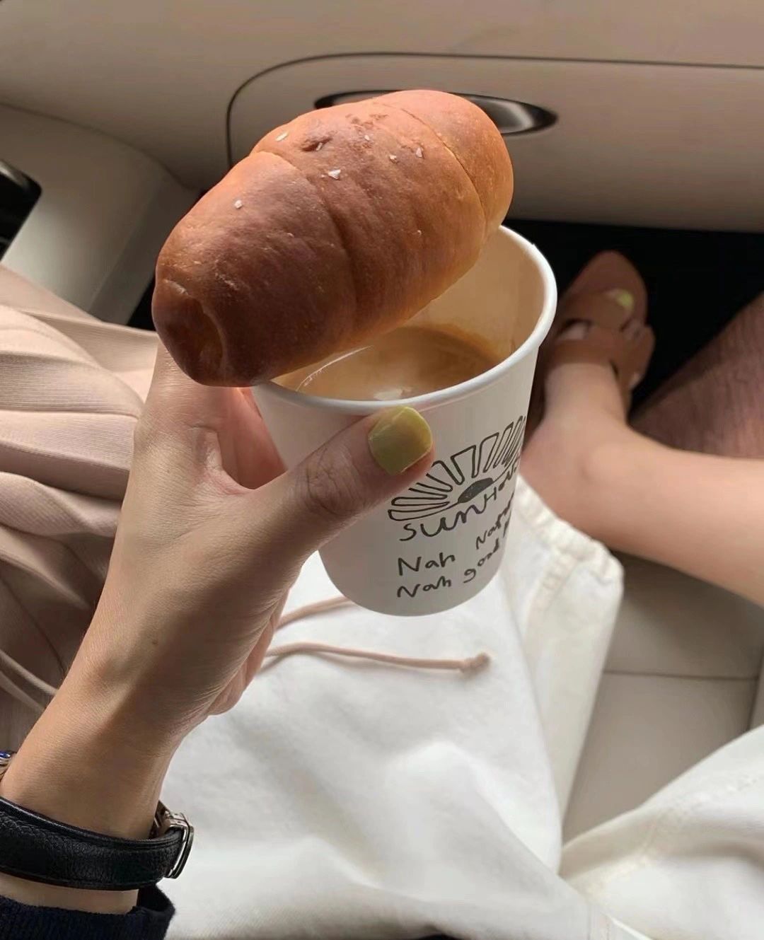咖啡面包手美甲手表(该工作的时候就好好工作,该休息的时候就出去买杯奶茶吹吹风,听听音乐,其实想想生活也没那么累)-喵神素材库
