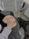 手控漫画手拍照(喜欢一个人，像是看上一件衣服，却没有正好的尺码，服务员问你，有类似的款式要不要看看，你说不用了，就算越洋调货你也愿意等着，是啊，哪怕现在不能拥有，也愿意等一等，因为是你。 ​​​)-喵神素材库