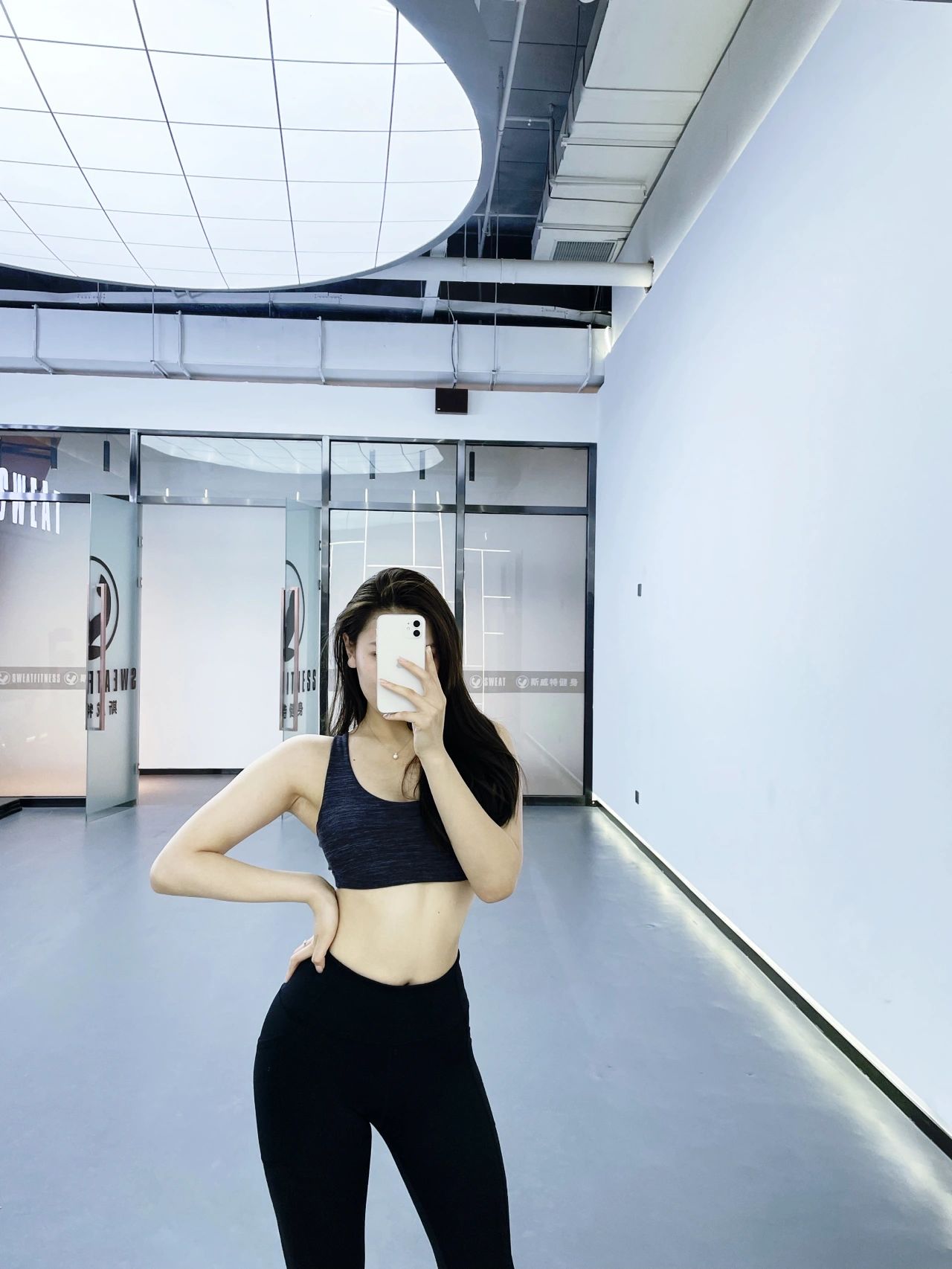 5美女健身服穿搭手机苹果12自拍(减脂也好，健身也罢。就是复杂的事情，简单做 ；简单的事情，重复做；重复的事情，坚持做；如此而已……\\t)-喵神素材库