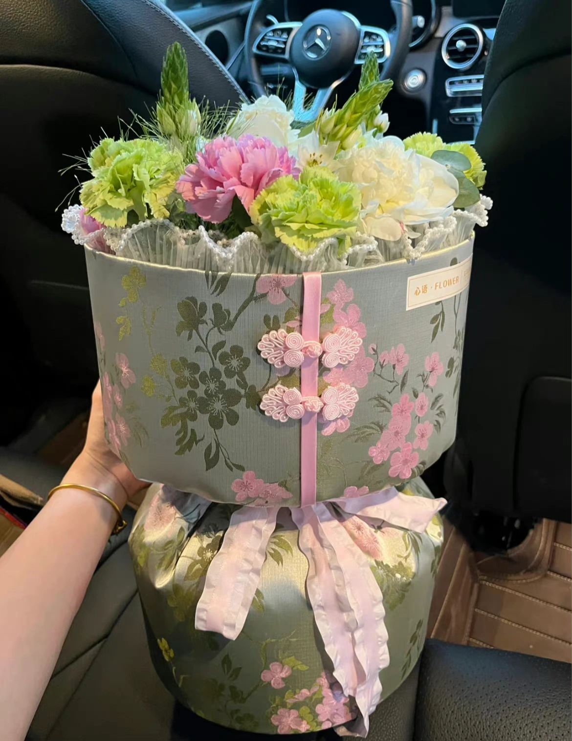 4奔驰鲜花花束手镯(成年人的世界没有告别仪式  只有心照不宣的疏远和默契的不再联系” )-喵神素材库