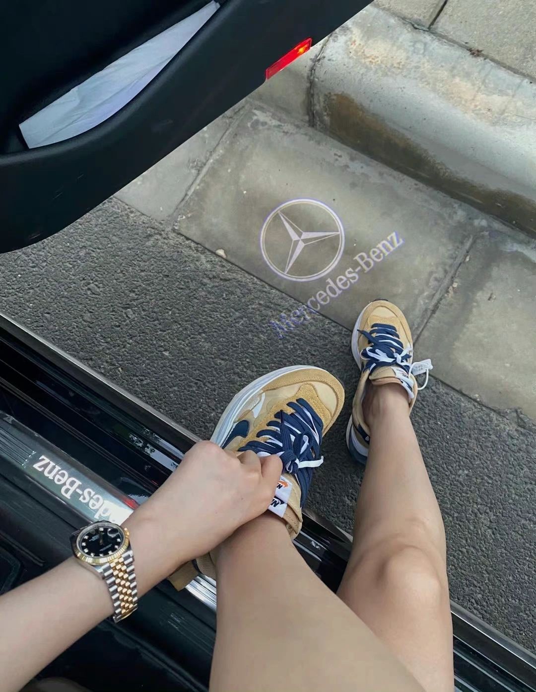 豪车奔驰手表鞋子穿搭潮牌(子 千万不要觉得自己普通 瘦个身 减个肥 撸个妆 穿对衣服 腰杆子挺直 你一点也不普通 你顶配 绝配 天仙配 . )-喵神素材库