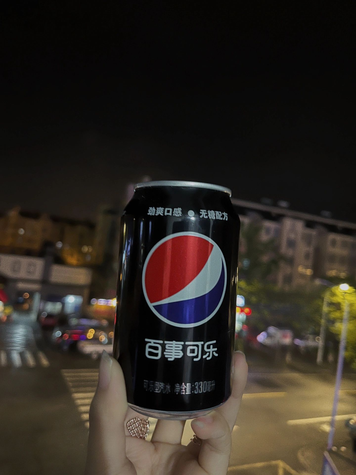手手控可乐饮料(“生活本来很不易，不必事事渴求别人的理解和认同，静静的过自己的生活就好” )-喵神素材库