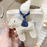 DIY手工制作编织包(夏天马上来了 这种奶白奶白的菜篮子真的太随性了配上雾霾蓝小马和金扣的点缀)-喵神素材库