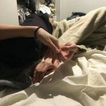 情侣合照牵手比心(爱和你牵手 因为十指连心)-喵神素材库
