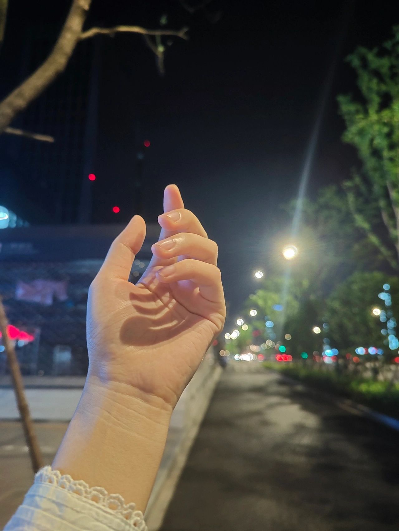手手控衣服夜景(我熬过这段低谷期，我会以我最好的状态去喜欢一个满眼都是我的男孩子，把我的全部温柔都给他”)-喵神素材库