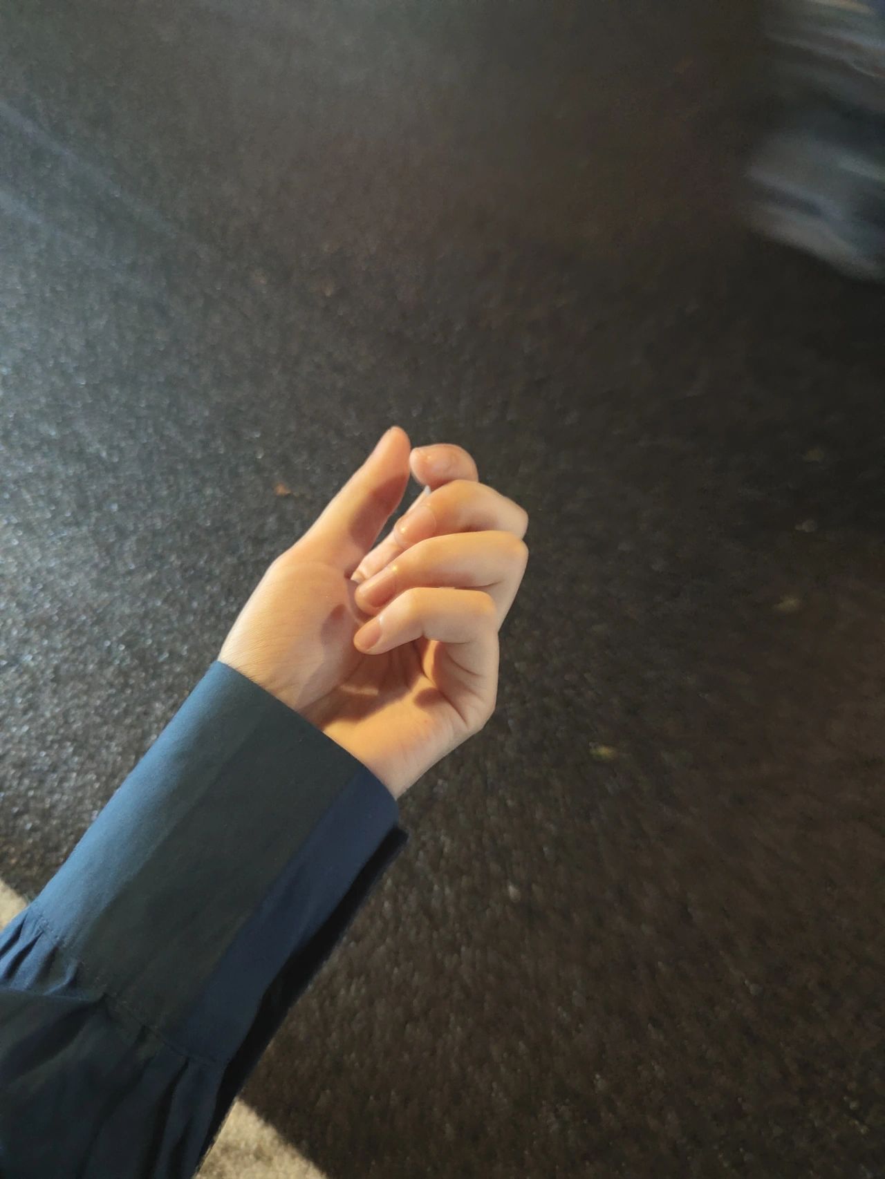 手手控衣服夜景(慢是一个很好的词 慢慢遇见 慢慢喜欢 慢慢变老 喜欢才不是随随便便就可以开始和结束的事情”)-喵神素材库