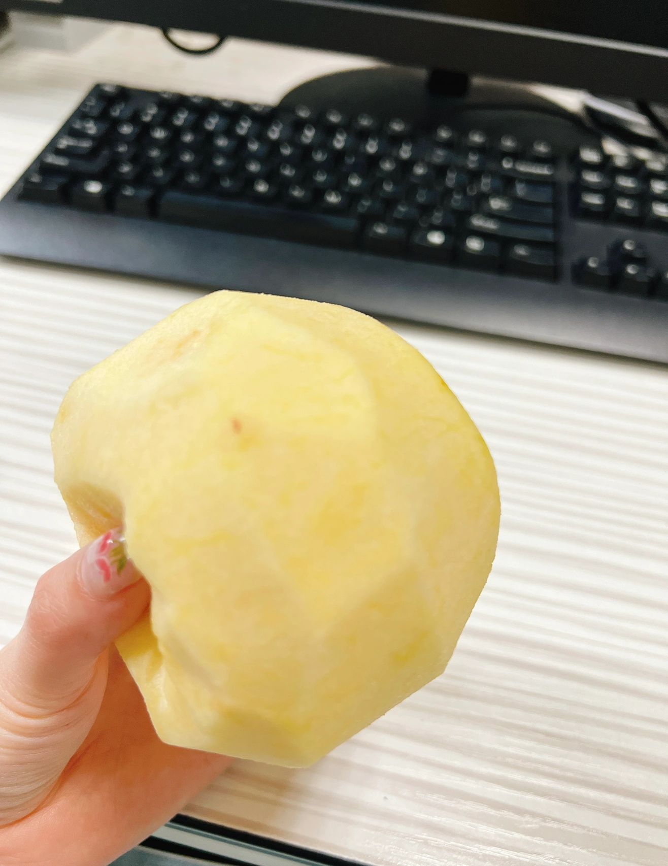 做饭午饭书桌笔记本苹果手美甲(今天是奶香炒蛋，一般般吧还好不饿。 )-喵神素材库