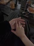 情侣合照牵手戒指(你是任何时候遇见都嫌晚的人)-喵神素材库