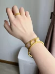 黄金古法手镯古法黄金(这样搭配真的很端庄当初买的古法传承的时候只想着要大克重的现在戴着一点都不精致应该40左右就差不多了中指戒指是六福的花丝编织 )-喵神素材库