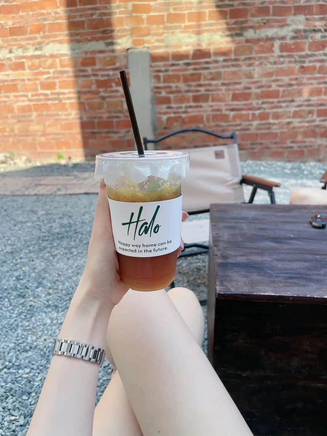 美女穿搭手表饮料( 以前喝杯奶茶就很开心 现在不行了 得喝好几杯 还得火锅 烧烤 榴莲 蛋糕 冰淇淋” ​​​ )-喵神素材库