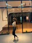 5美女健身服穿搭手机苹果13自拍(关心一个人成本太高，须掮着热情，担着失望，耗上时间和精神，是件稳赔不赚的事。 ​​​)-喵神素材库