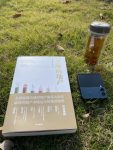 书阅读水杯茶水手机草坪(风和日丽的下午，一杯红茶，一本书。全球视角看中国房地产的未来)-喵神素材库