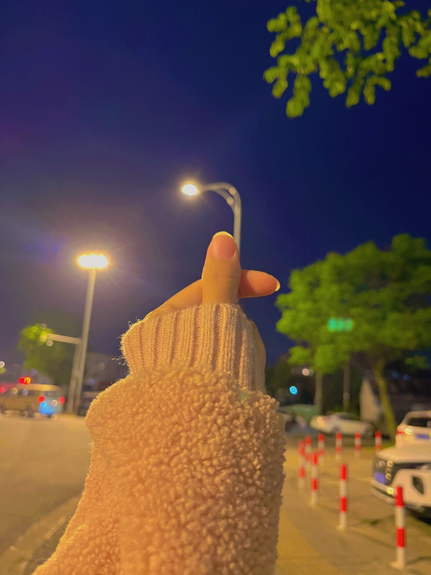 手手控夜景灯光(“住在小县城，有个小欲望，偶尔小美好，时而小快乐，再有一些小幸运，如此挺好”)-喵神素材库