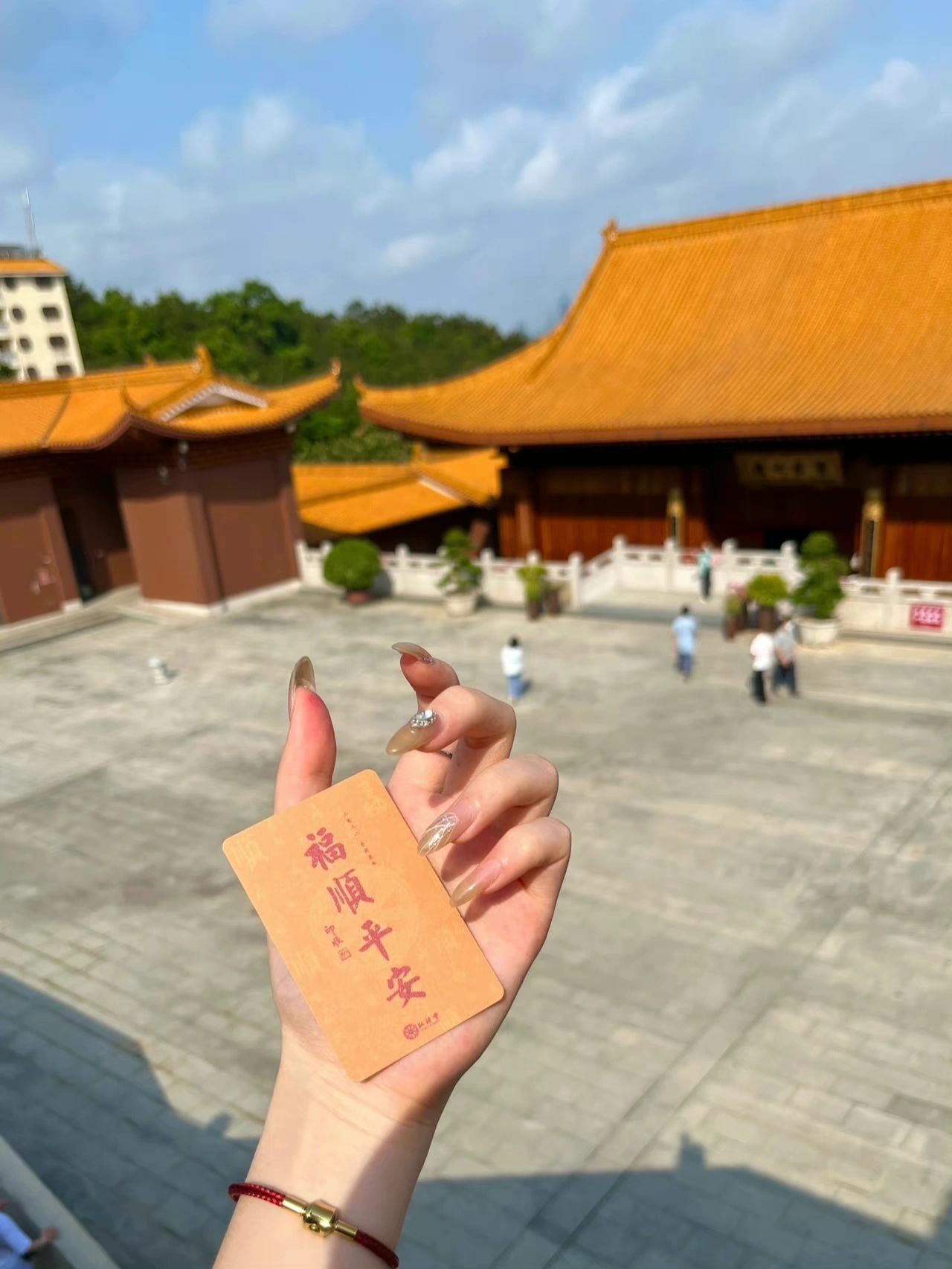 美女手美甲手链(人这辈子总是在等,等下次,等不忙,等有条件,等有时间,等有钱,可是后来等没了选择,等来了遗憾。 ​ ​​​ )-喵神素材库