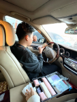 2情侣日常秀恩爱牵手车内奔驰豪车(“和你的一切都很浪漫”)-喵神素材库