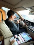 2情侣日常秀恩爱牵手车内奔驰豪车(“和你的一切都很浪漫”)-喵神素材库