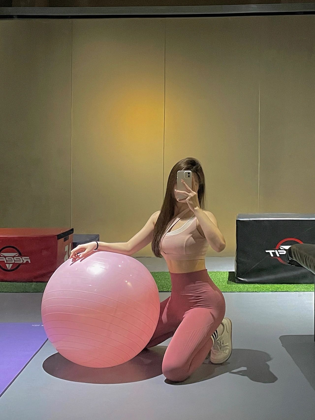 5美女健身服穿搭自拍手机(世界上所有的惊喜和好运 都是你累积的人品和善良)-喵神素材库
