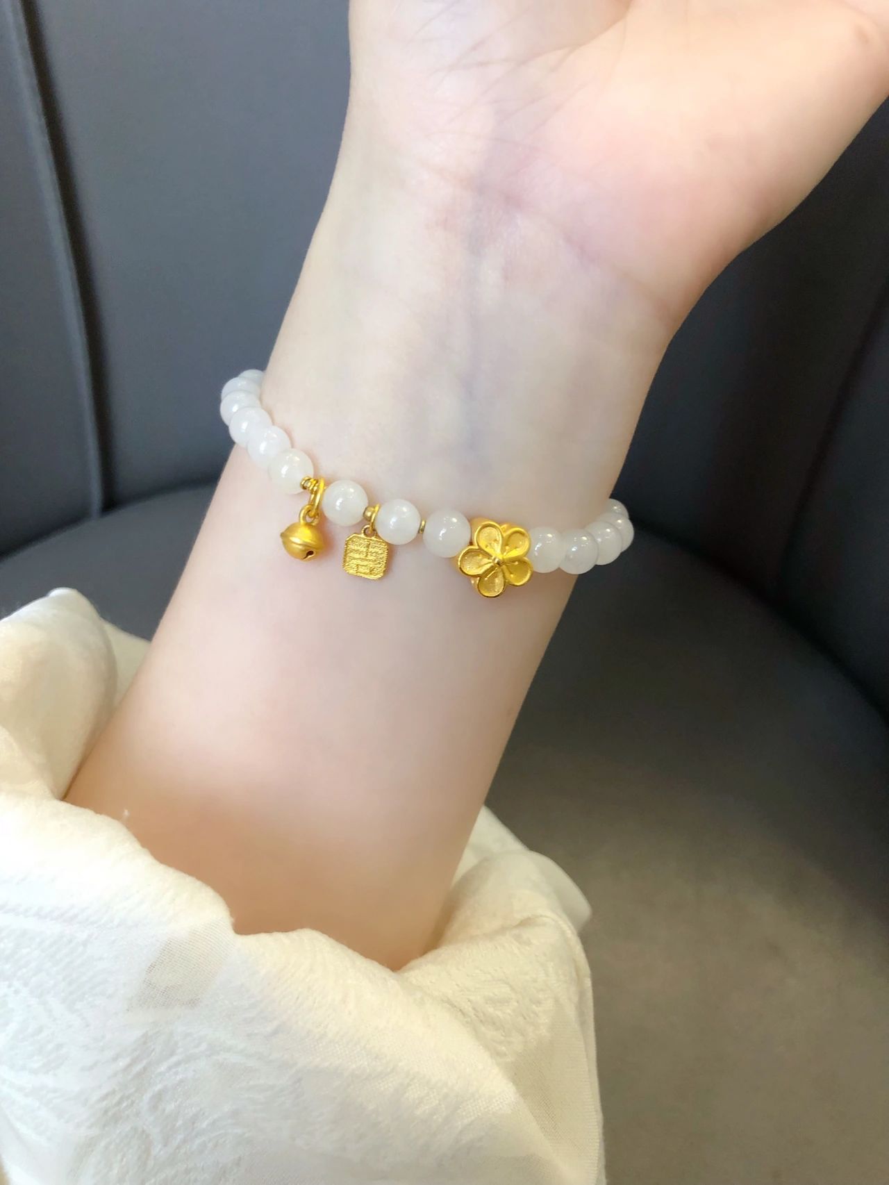 黄金手链珠宝首饰(温柔细腻的和田玉手串)-喵神素材库