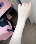 护肤皮肤手臂冷白皮手镯(在家里上随手一拍经常被大学同学问“你是不是天生白啊”他们不知道我们全家里是遗传黄黑皮以前小的时候经常被喊“非洲人”)-喵神素材库