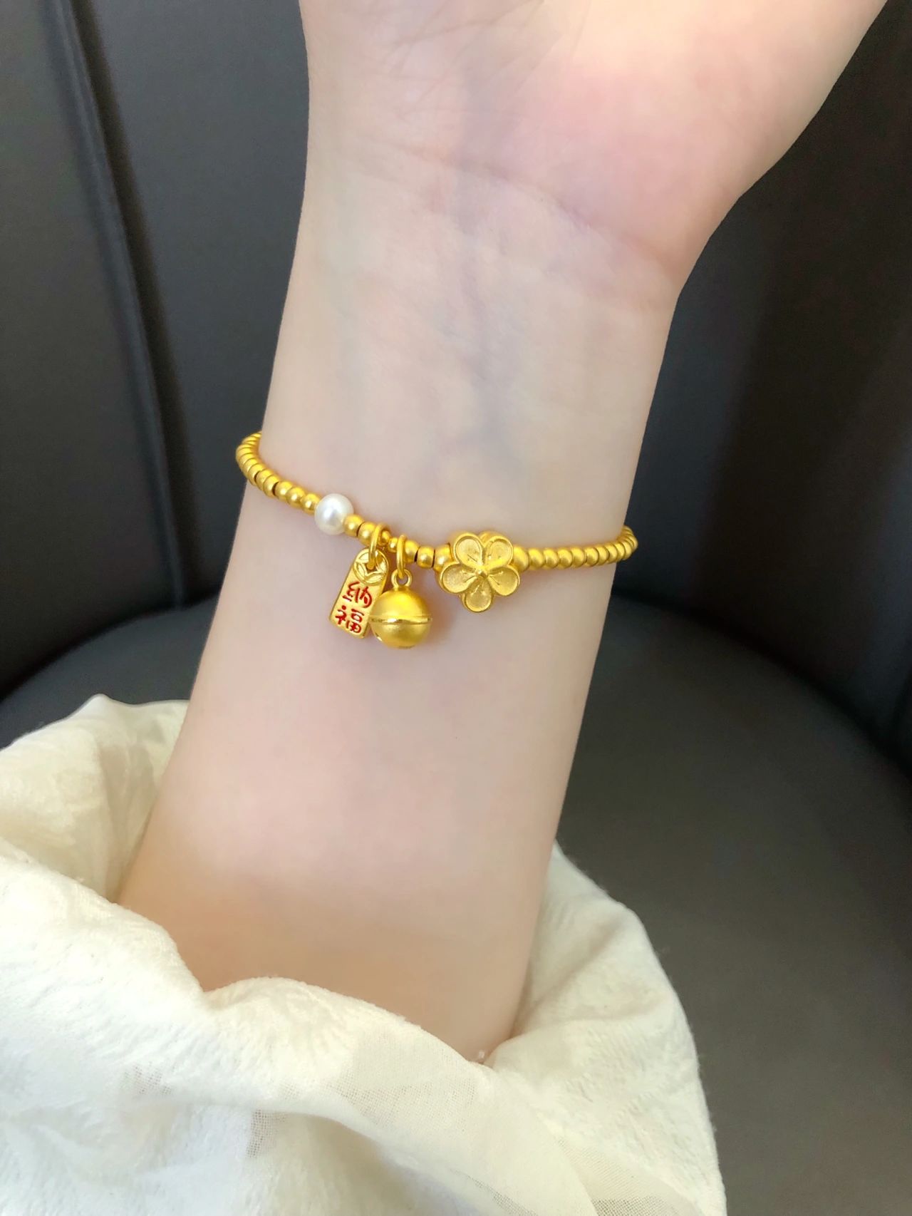 首饰黄金手链珠宝(黄金小桃花在手腕美丽绽放)-喵神素材库