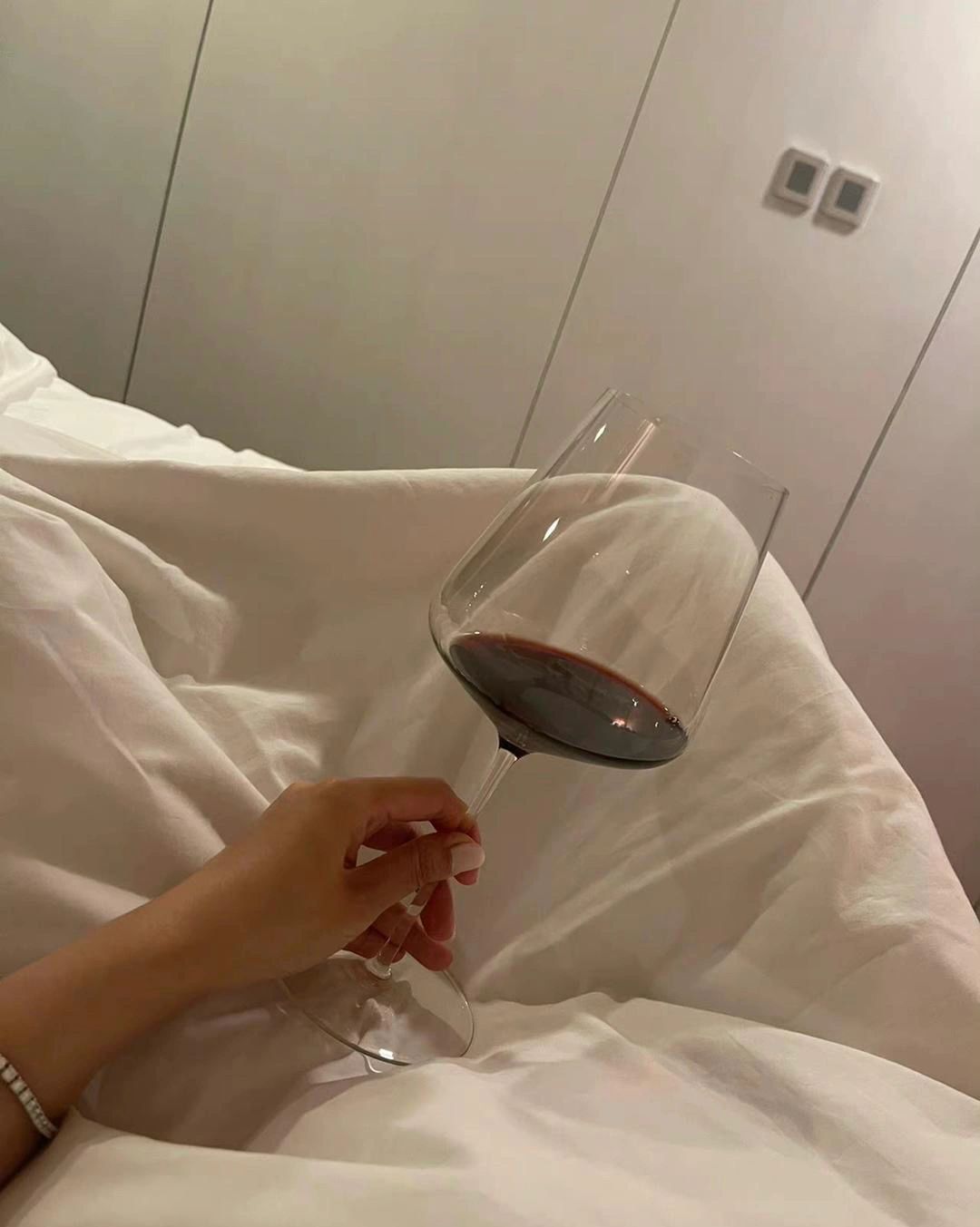 晚上喝酒红酒杯子手链美甲(无法沟通就放弃沟通，人与人相处的原则就是，我们不同，但都没有错。” )-喵神素材库