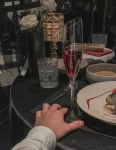 一个人红酒葡萄酒手控(原来幸福了以后真的会原谅之前所有感情的不顺利)-喵神素材库