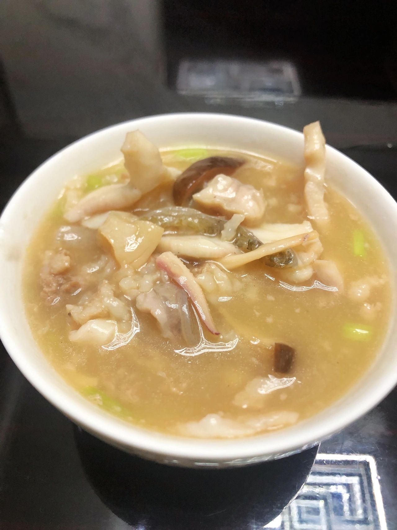 开车中华香烟手机书包美食粥(回到家冰箱随便翻了点鱼片，煮个鱼片粥，下点胡椒粉，又暖心又饱肚)-喵神素材库