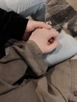 情侣合照牵手比心(要爱我 过马路要牵我的手)-喵神素材库