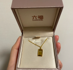5手链手镯饰品戒指礼物(三金在六福选了自己会带的、喜欢的款式，尤其是镯子上手很好看，珠串倒是有点夹汗毛钻戒是男朋友自己去挑的，蒂芙尼经典6抓，简简单单是我的款～ 最喜欢的是我们一起去选的对戒！也是蒂芙尼的，上手很精致♥️ )-喵神素材库