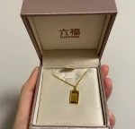 5手链手镯饰品戒指礼物(三金在六福选了自己会带的、喜欢的款式，尤其是镯子上手很好看，珠串倒是有点夹汗毛钻戒是男朋友自己去挑的，蒂芙尼经典6抓，简简单单是我的款～ 最喜欢的是我们一起去选的对戒！也是蒂芙尼的，上手很精致♥️ )-喵神素材库
