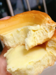 面包蛋挞甜点甜品糕点早餐(里边蛋挞心嫩嫩的，甜度适中。外边是那种软和劲道的面包，早餐配牛奶就是一绝了。)-喵神素材库